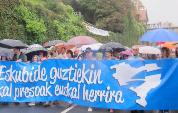 Miles de personas se manifiestan a favor de los derechos de los presos de ETA en San Sebastián