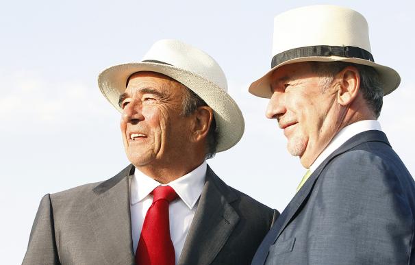 El presidente del Grupo Santander, Emilio Botín; junto al ex vicepresidente económico y ex presidente de Bankia, Rodrigo Rato, en una foto de archivo.