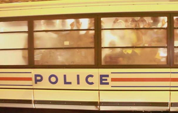 Foto del furgón policial que trasladó ayer a varios españoles a la comisaria de París