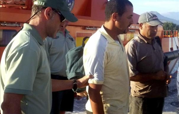 Llegan en buen estado al puerto de Motril (Granada) siete inmigrantes rescatados de una balsa