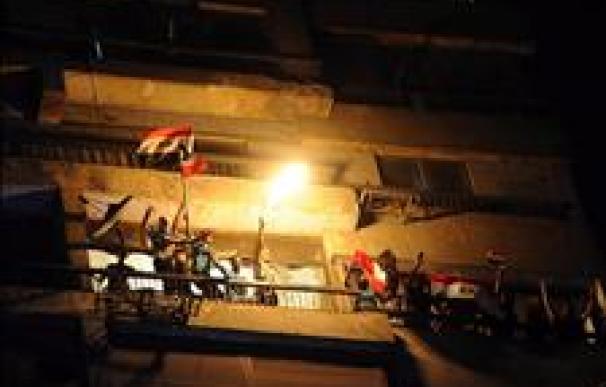 Los manifestantes mantienen su presión frente a la embajada israelí en El Cairo