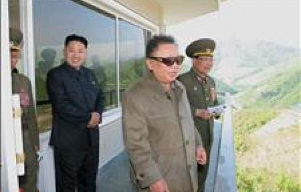 Los Kim presencian el desfile que conmemora la fundación de Corea del Norte