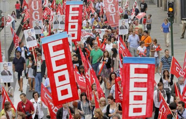 Miles de docentes salen a la calle contra los "recortes" de la Xunta