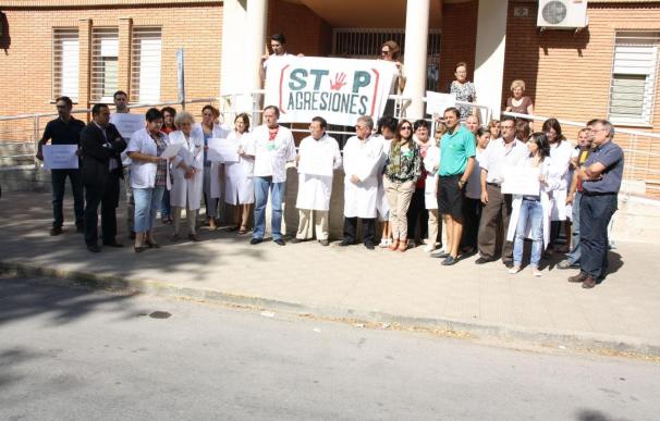 SESCAM, trabajadores y sindicatos de Tomelloso (Ciudad Real) se concentran en rechazo de agresiones en centros de salud