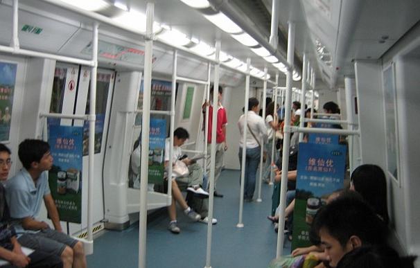 Un tren de Shenzen se detuvo entre dos estaciones y las puertas de un vagón se abrieron.