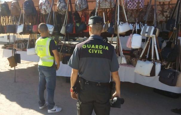 Incautados medio centenar de bolsos falsificados en dos puestos de un mercadillo de Nigrán (Pontevedra)