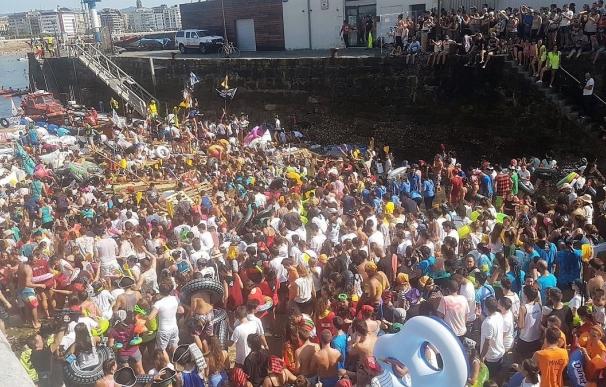 Cientos de "piratas" participan en el "abordaje" del puerto de San Sebastián