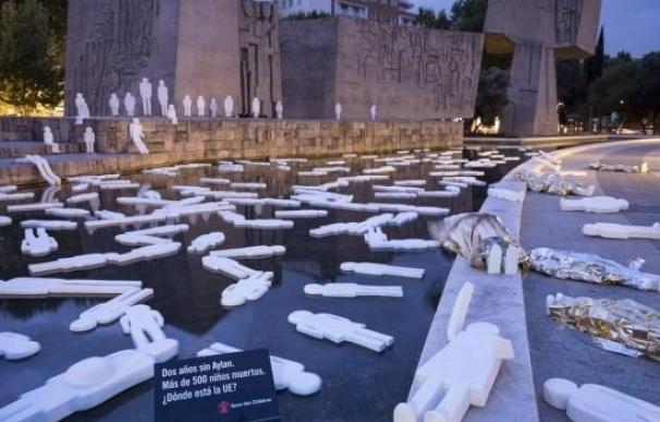 Una playa con 500 siluetas de niños recuerda en Colón a los ahogados en el mar dos años después de la muerte de Aylan