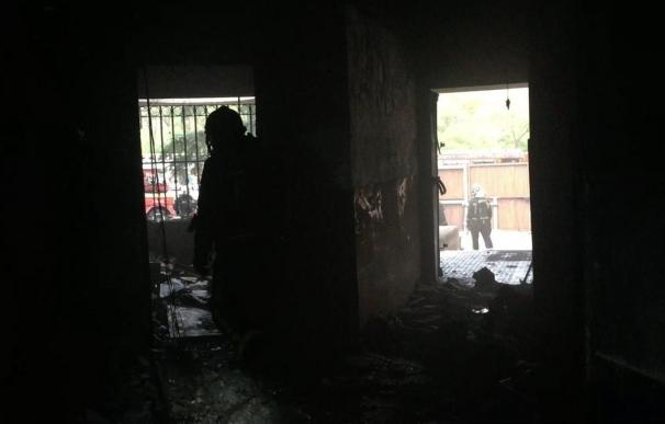 Calcinada tras un incendio una oficina en un centro comercial de Coslada
