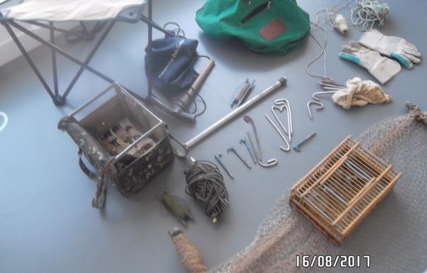 La Policía decomisa jilgueros e instrumentos para su captura ilegal en Majadahonda