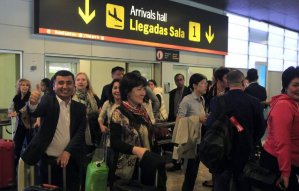 Empleados del grupo chino Tiens a su llegada al aeropuerto de Barajas para iniciar sus vacaciones pagadas.