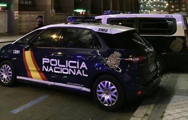 Detenido un joven en Vallecas tras agredir a su pareja y arrojar cuchillos y navajas de afeitar a la Policía