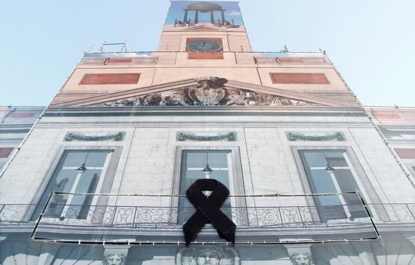 La sede del Gobierno regional luce un crespón negro como símbolo de solidaridad con Barcelona