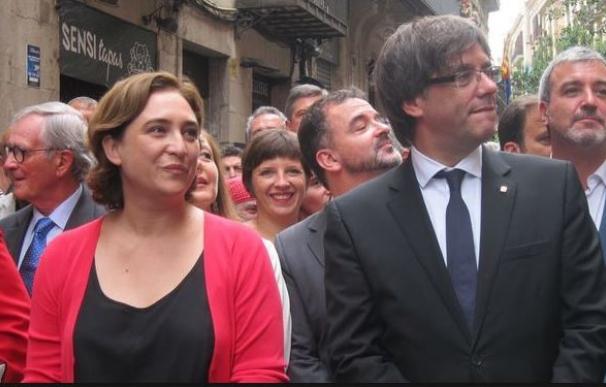 Colau anuncia un acuerdo con la Generalitat para permitir votar en el referéndum del 1-O