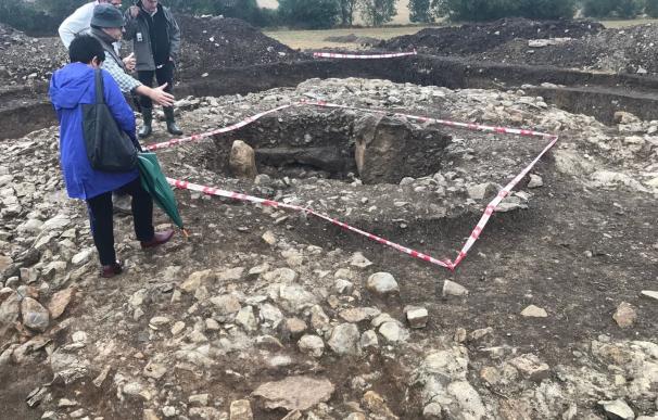 La excavación de la Diputación de Álava en Eskalmendi confirma la existencia de restos de un monumento megalítico