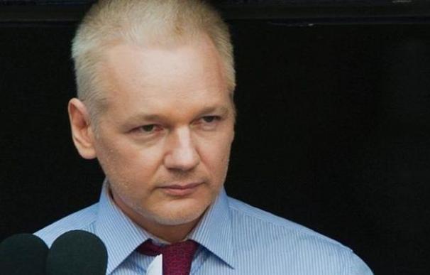 Julian Assange saca pecho por "ayudar a proteger" la web del 1-O