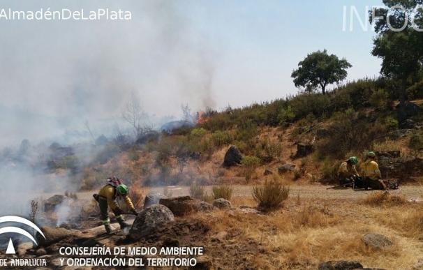 Continúan las labores de "remate" y extinción de los incendios de Almadén y Cazalla