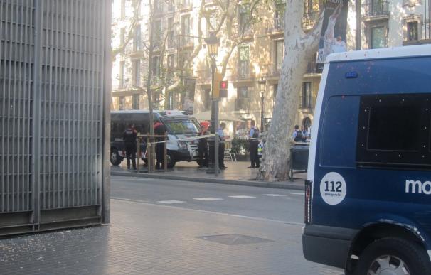 Los Mossos mantienen a los transeúntes en hoteles y comercios de La Rambla tras el incidente de una furgoneta