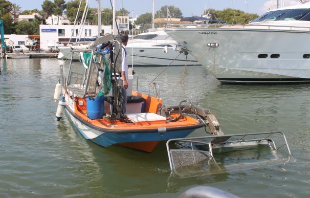 Las barcas de limpieza del litoral recogen 16,6 toneladas de residuos en agosto en Baleares