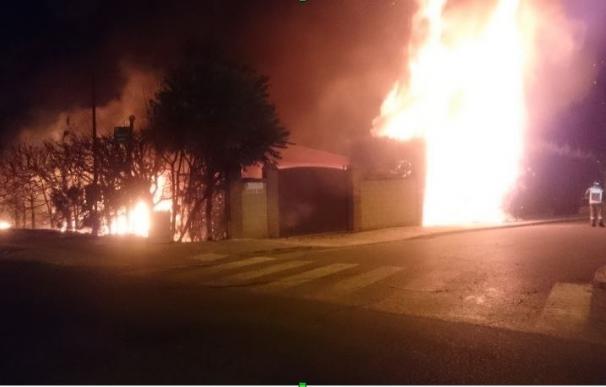 Desalojadas dos personas de una vivienda de Badajoz por un incendio de pastos que ha calcinado dos coches