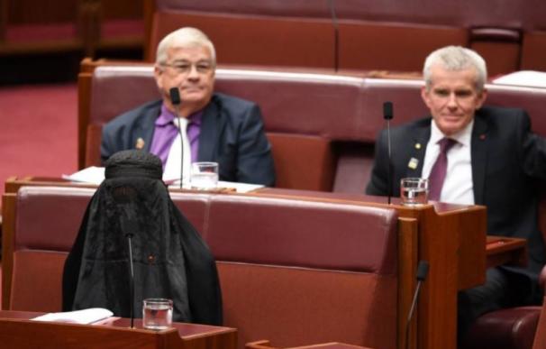 Una senadora australiana acude con el burka al Parlamento para decir no al burka