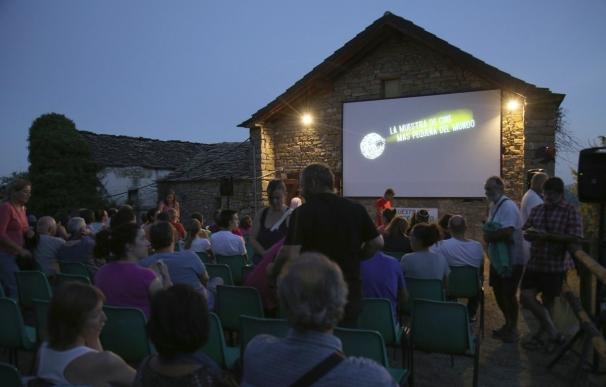 La Muestra de Cine Más Pequeña del Mundo proyecta seis cortos en la pantalla de la era de Ascaso (Huesca)