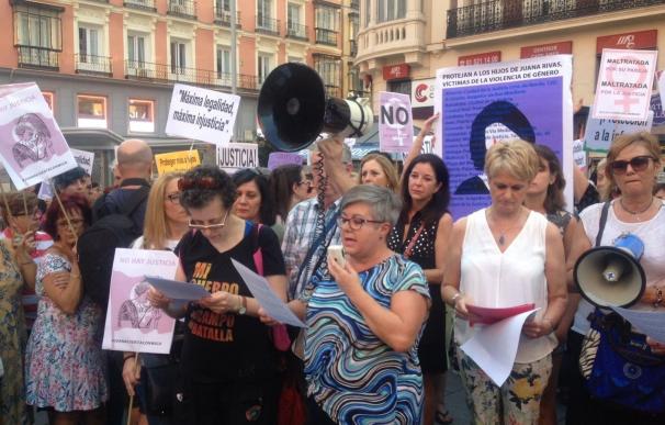 Decenas de personas se concentran en Madrid en apoyo a Juana Rivas y piden protección para sus hijos
