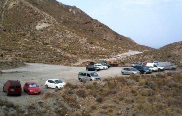 Junta aboga por alejar los vehículos de la costa de Cabo de Gata e impulsar el acceso en bus