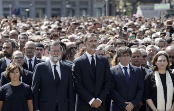 Rajoy, el Rey Felipe VOI y Puigdemont, durante la manifestación en Barcelona.
