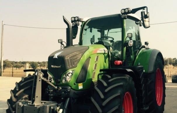 La finca La Cocosa de la Diputación de Badajoz incorpora un tractor que la sitúa en la "vanguardia tecnológica"