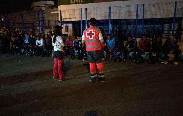 32 jóvenes argelinos llegan de madrugada al puerto en varias pateras y en buen estado de salud