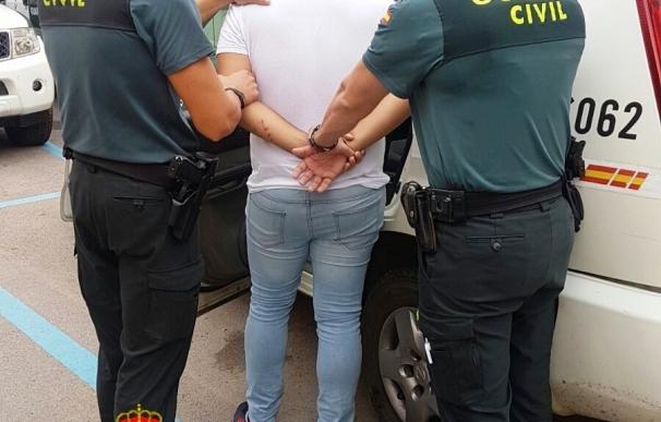 Detienen a un hombre en Benicarló por estafar 12.000 euros haciéndose pasar por corredor de bolsa