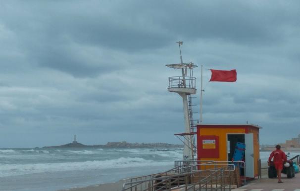 Rescatan a 14 personas en las playas de Cartagena al bañarse con bandera roja