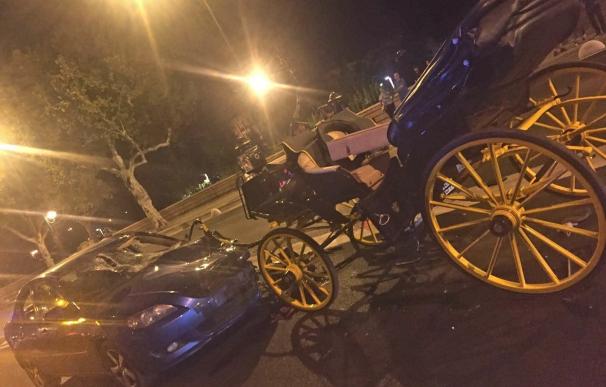 Tres heridos tras colisionar su vehículo contra un coche de caballos en el Paseo de las Delicias de Sevilla