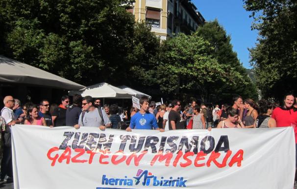 Cientos de personas marchan en San Sebastián contra un modelo de turismo que "solo beneficia a unos pocos"