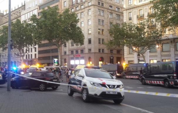 Decenas de coches policiales permanecen en plaza Catalunya tras el atentado