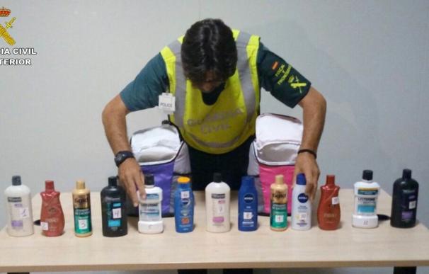 Dos detenidos en el aeropuerto por introducir 8 kilos de cocaína desde Brasil en botes de champú