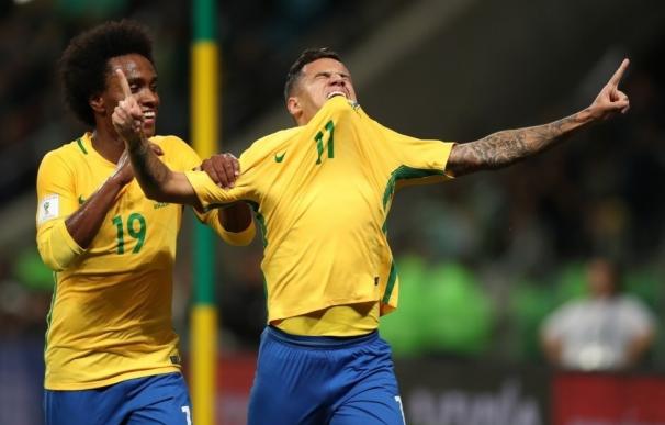 Coutinho y Paulinho aseguran el primer puesto de Brasil