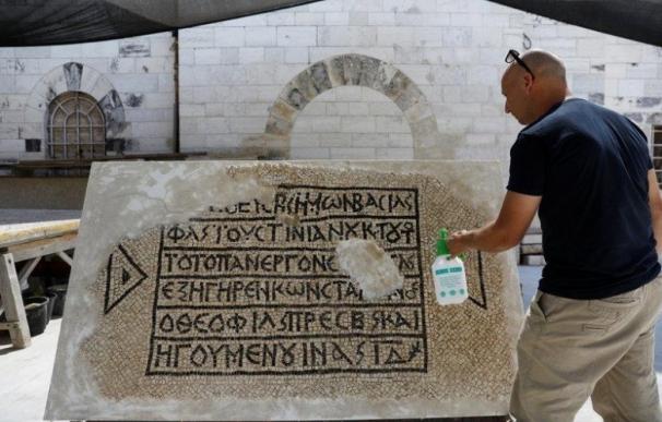 Arqueólogos descubren un mosaico de 1.500 años de antigüedad en griego en Jerusalén