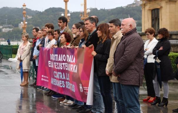 Ayuntamiento de San Sebastián se concentra para condenar la última denuncia por agresión sexual en la ciudad