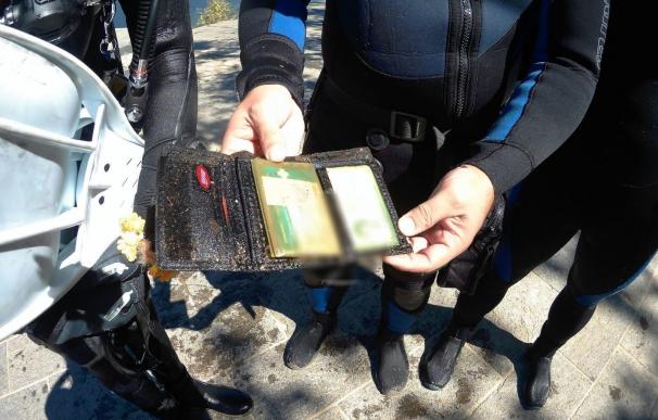 Buceadores encuentran una cartera con dinero en pesetas durante unas tareas de limpieza en el Lago de Sanabria (Zamora)