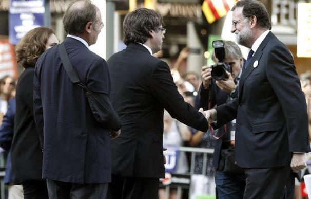 Puigdemont se saluda con Rajoy, este sábado en Cataluña.