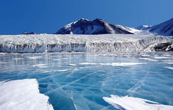 Científicos descubren 91 volcanes bajo el hielo de la Antártida Occidental