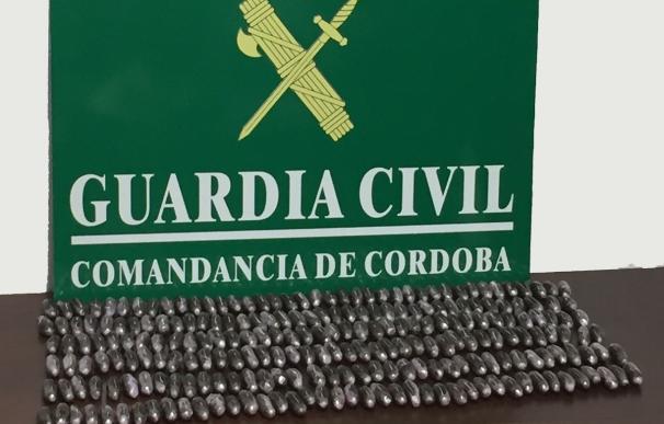 Detenidos dos hombres tras intervenirles 235 bellotas de hachís en Lucena