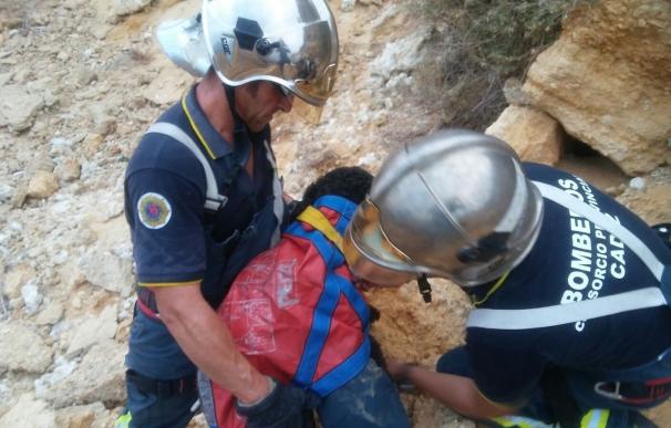 Bomberos de Conil rescatan con vida a un perro que cayó por un acantilado desde 30 metros de altura