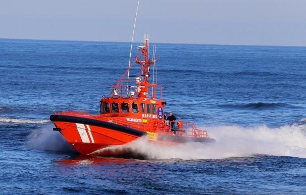 Rescatados seis menores que iban en un hidropatín y una patera con cinco hombres en aguas del Estrecho