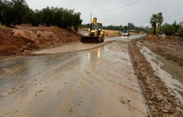 Junta realiza labores de limpieza y mantenimiento en nueve carreteras de la zona norte de Málaga tras lluvias