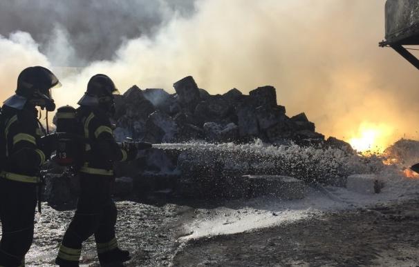 Bomberos de Fuenlabrada prevén terminar hoy las labores de enfriamiento y retirada de material quemado