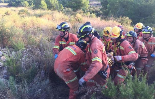Rescatan a dos menores de una furgoneta tras caer 10 metros por un barranco en Villar del Arzobispo
