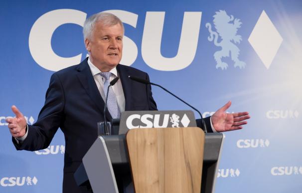 El presidente de la CSU hace las paces con Merkel y abandona su propuesta para imponer un tope de refugiados